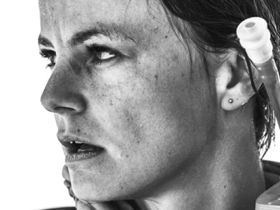 Sort/hvidt fotografi af Kristina Schou. Hun kigger væk fra kameraet, og ses med siden til, helt tæt på.